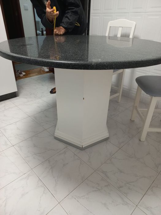 Mesa com tampo em pedra