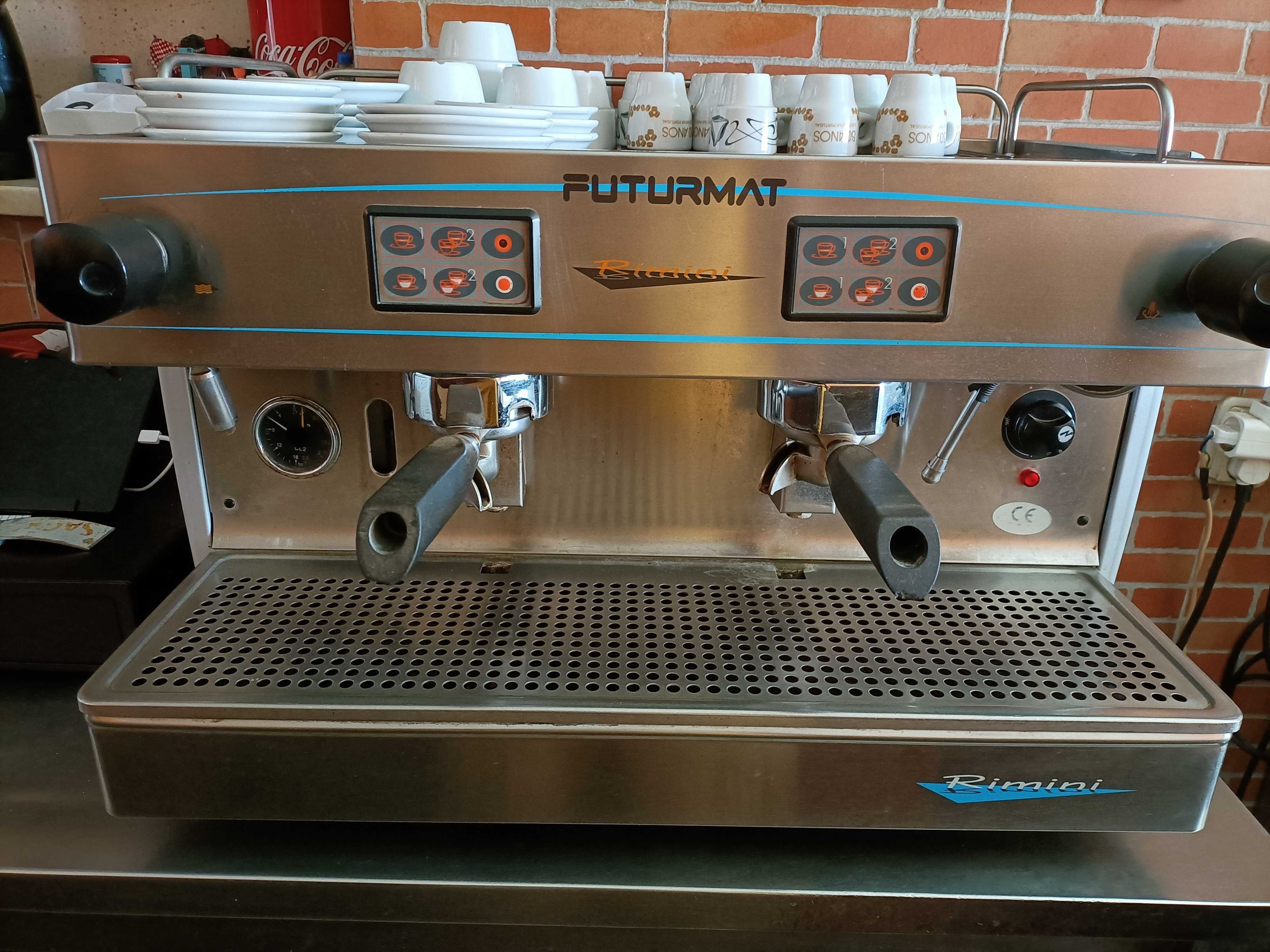 Máquina de café eletrónica Futurmat Rimini dois grupos + depurador