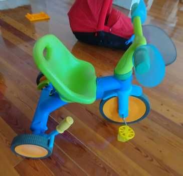 Triciclo de bebe da marca Imaginarium