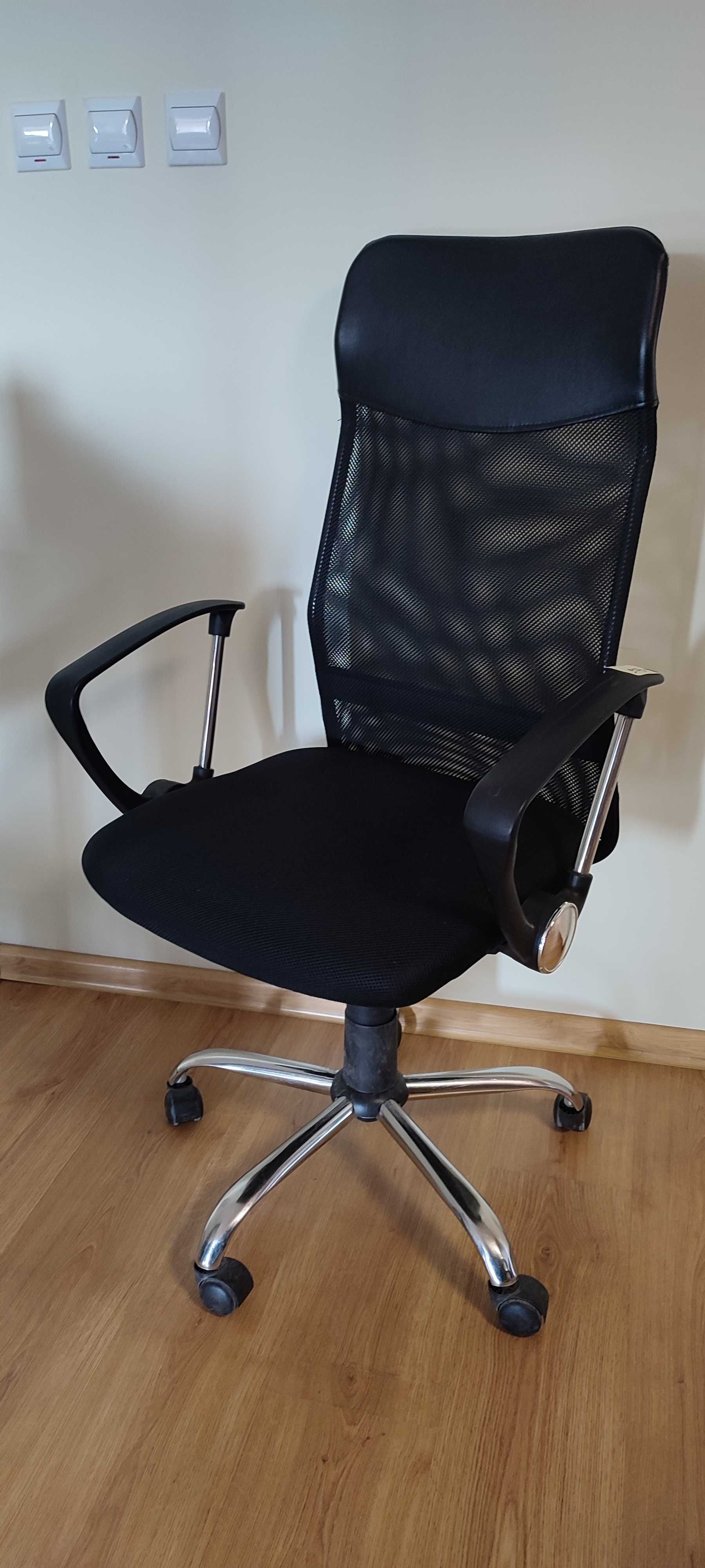 Krzesło biurowe obrotowe na kółkach