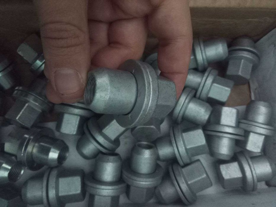 Итальянские гайки для оригинальных и неоригинальных дисков