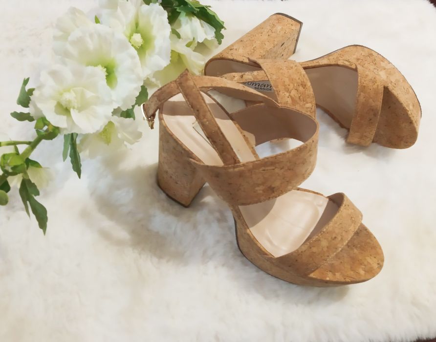 Sapato salto alto de cortiça