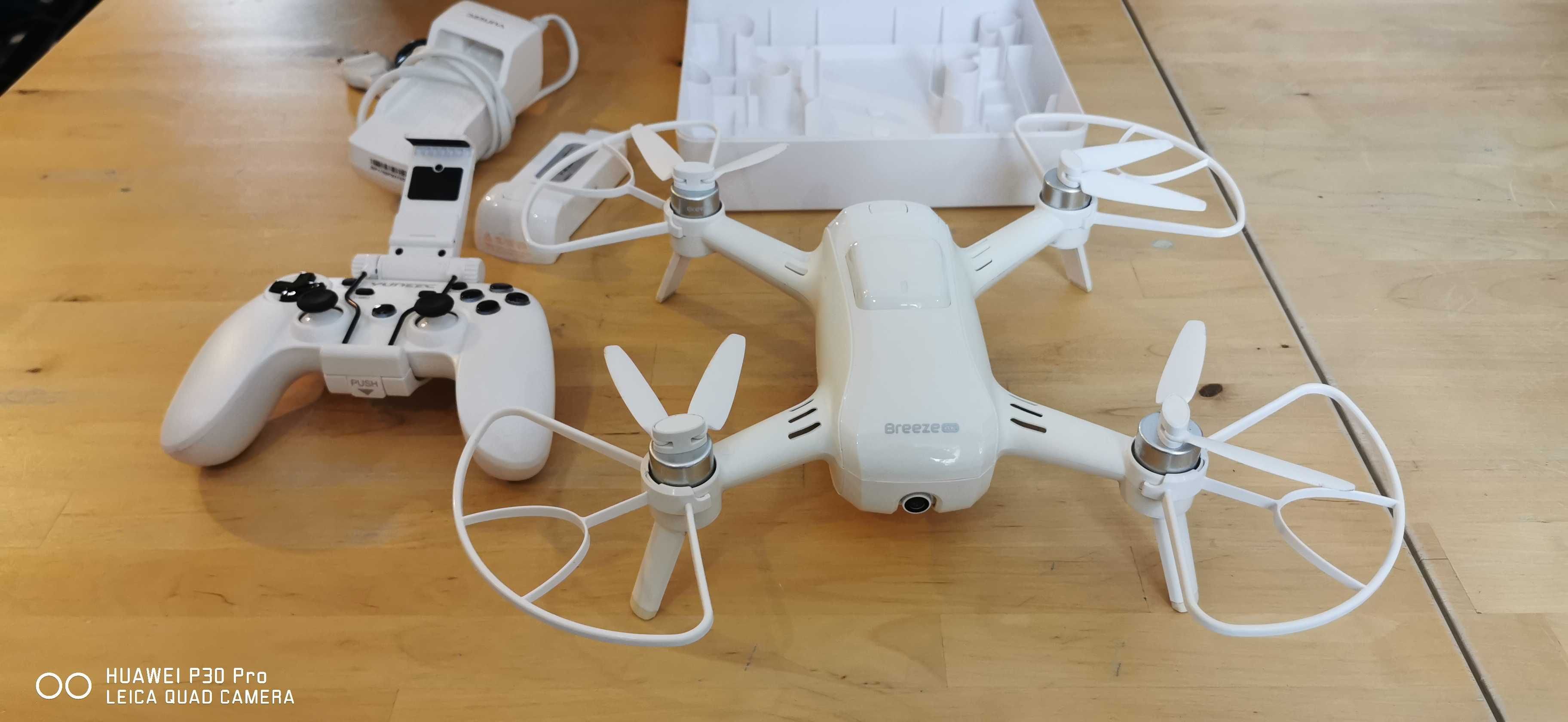 Quadrocopter YUNEEC Breeze 4K z kontrolerem i 2 bateriami