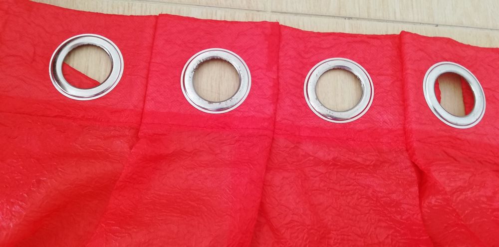 1 cortinado de argolas em vermelho