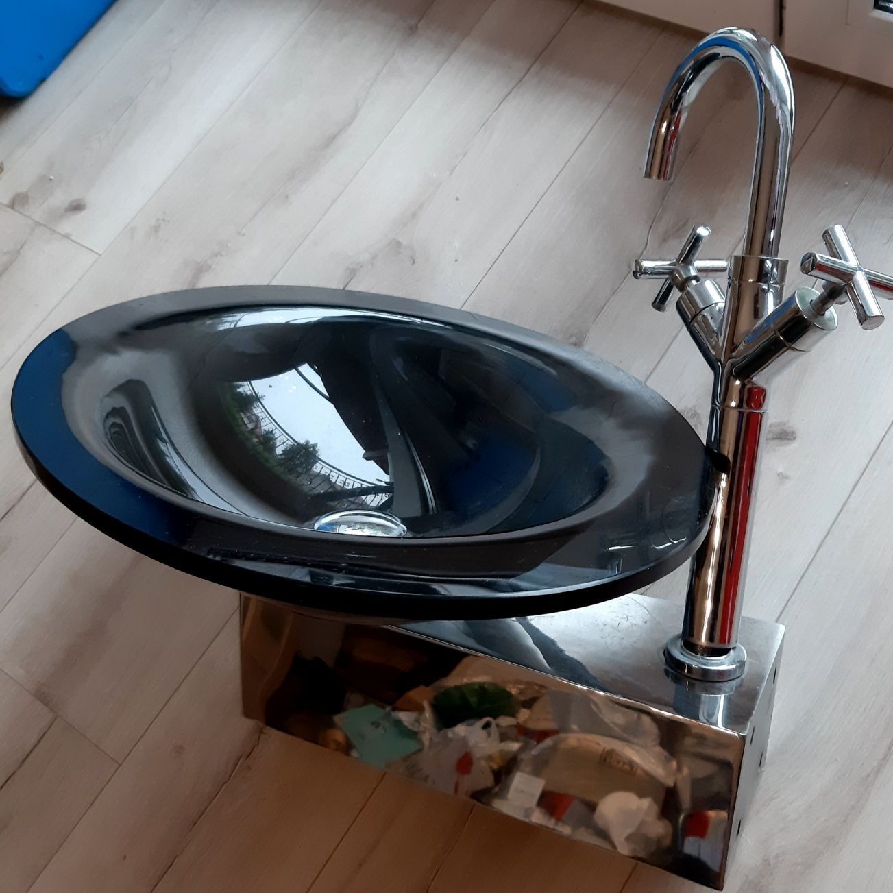 Umywalka Szklana Kompletna Z Baterią 66cm×44cm Zadbana