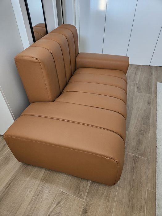 Sofá de couro castanho