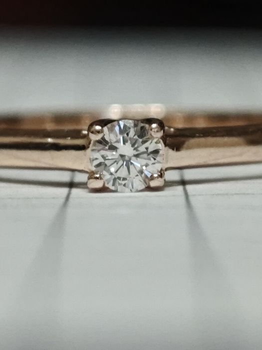 Золота каблучка, з діамантом, 585 проба.