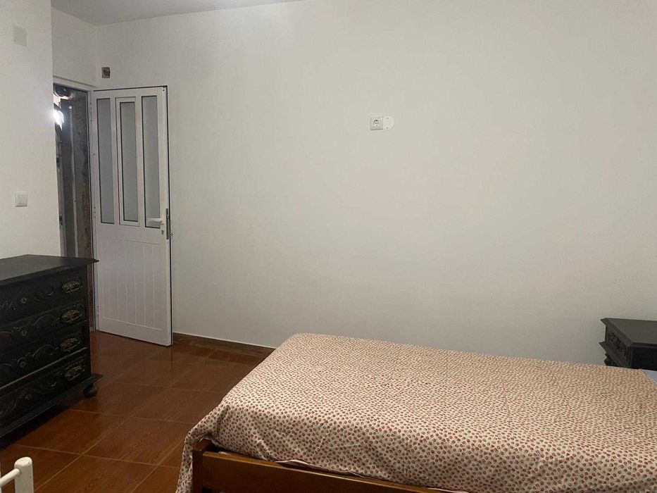 Quarto com WC / Garagem / Cozinha