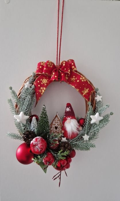 Ręcznie wykonany wianek świąteczny w stylu rustykalnym z kokardą, skrz