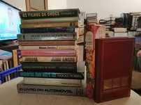Vendo livros de diferente leitura.