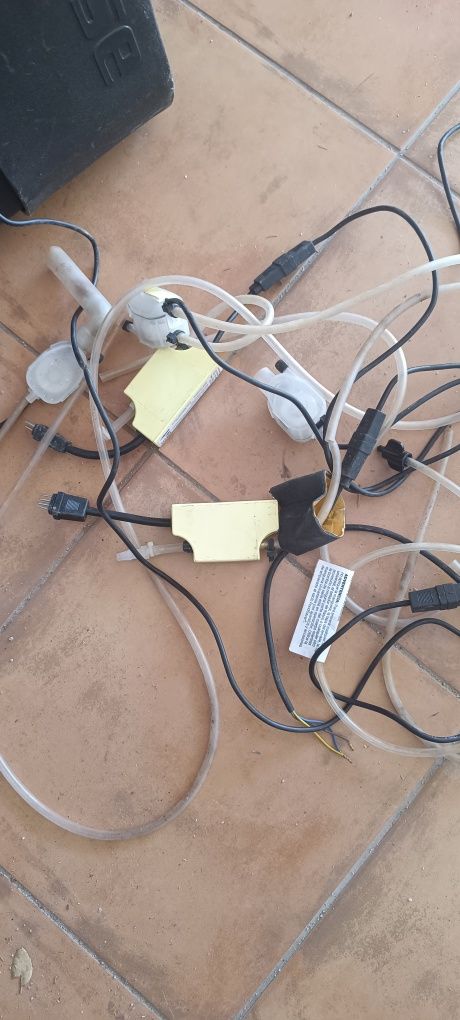 Ar condicionado máquina exterior e bombas de água