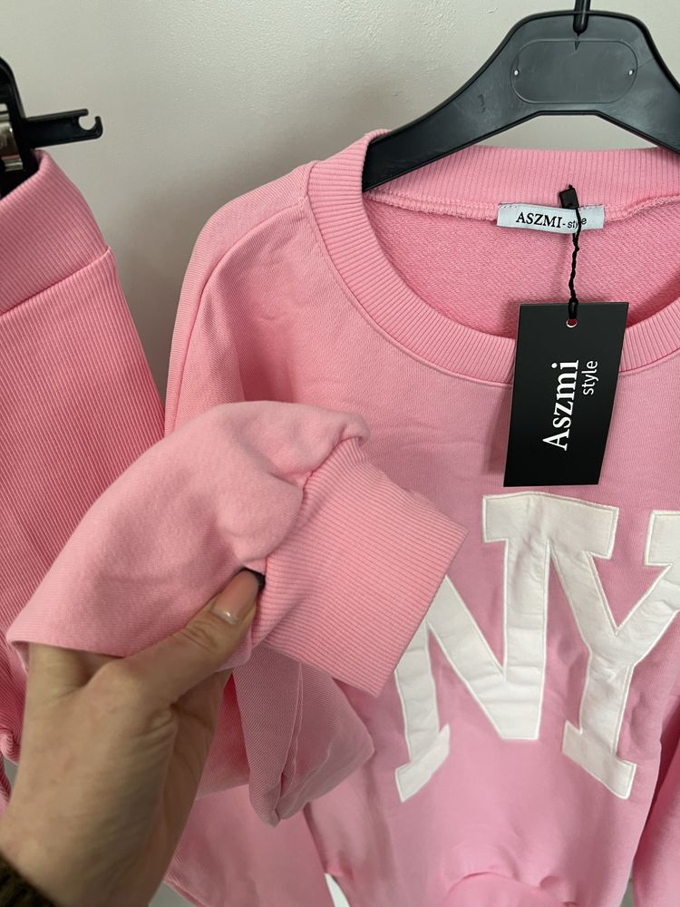 Dres damski NY na jesień pudrowy róż bluza oversize i legginsy prążek