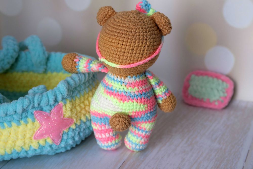 Набір В'язаний ведмедик у люльці з ковдрою і подушкою