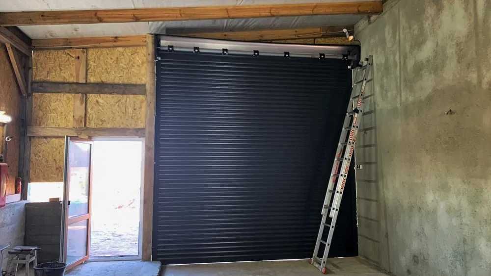 Ролетні та промислові секційні ворота в Цехи Майстерні Бокси Ангари