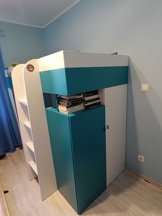 Łóżko piętrowe z biurkiem i szafą