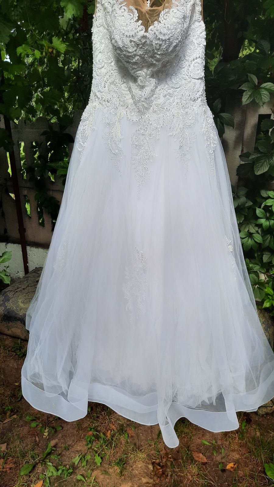 Весільна сукня білого кольору