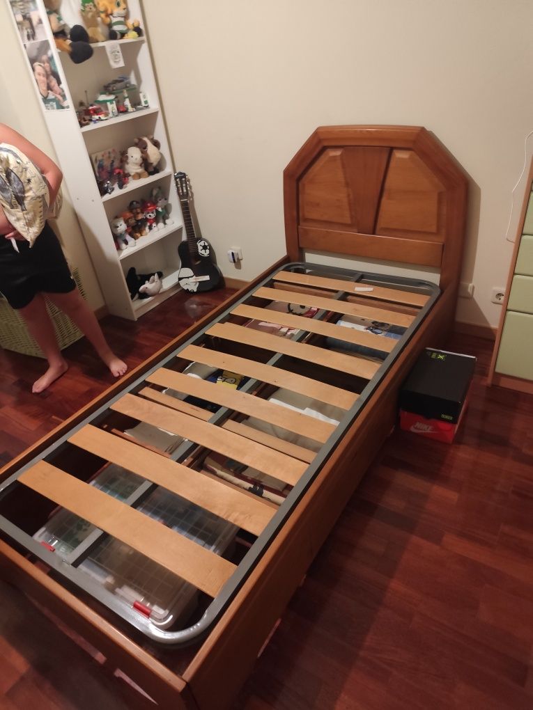 Cama de solteiro em madeira