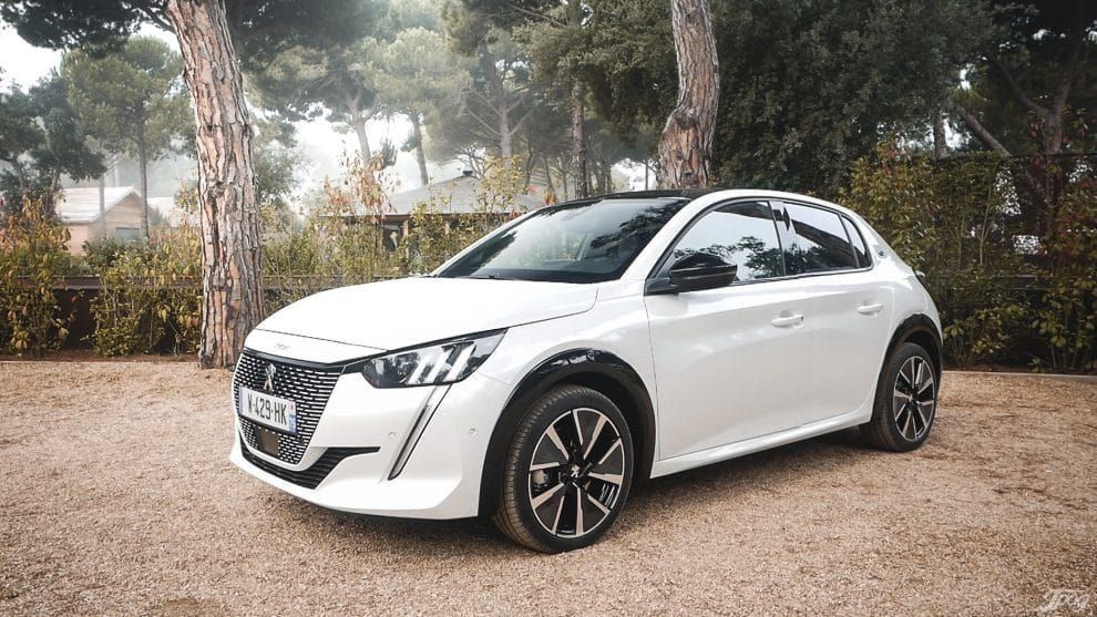 Aluguel Peugeot 208 GT Elétrico com Teto Panorâmico