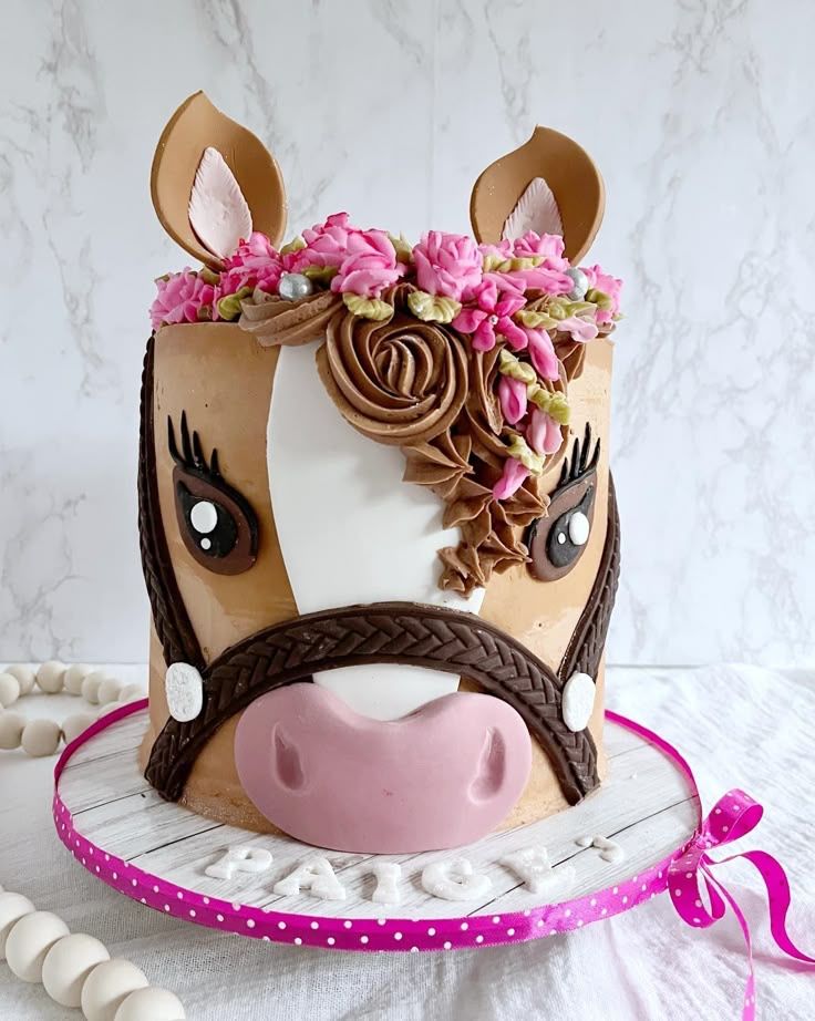 Dekoracje na tort z masy cukrowej koń