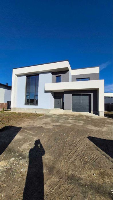 Продаж сучасного будинку в затишній локації.