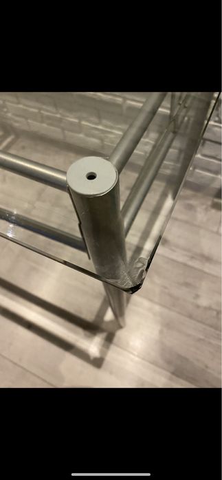 Szklany stół z metalowymi nogami