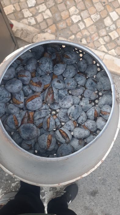Vendedor Assador de Castanhas  Assadas  tradicional