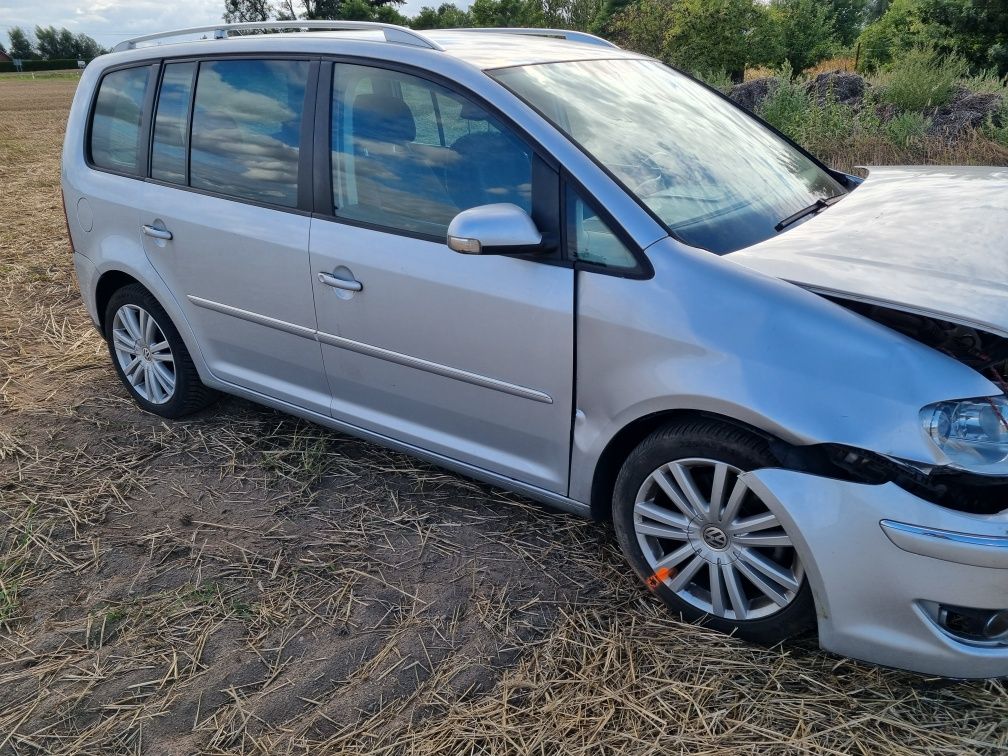 Volkswagen Touran uszkodzony Lift HIGHLINE