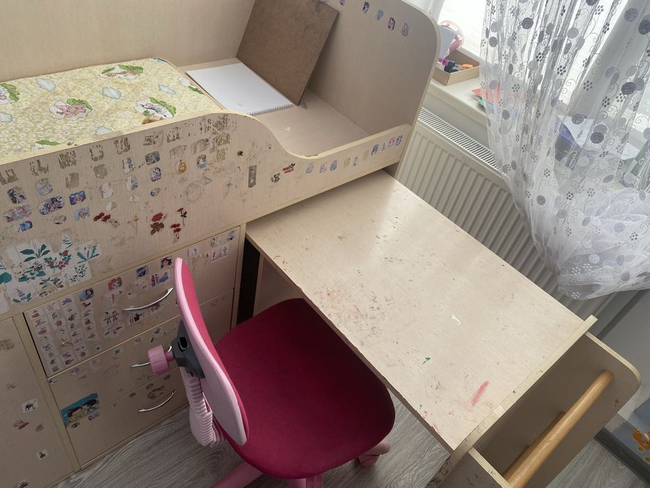 Ліжко дитяче з матрасом і стільчиком.