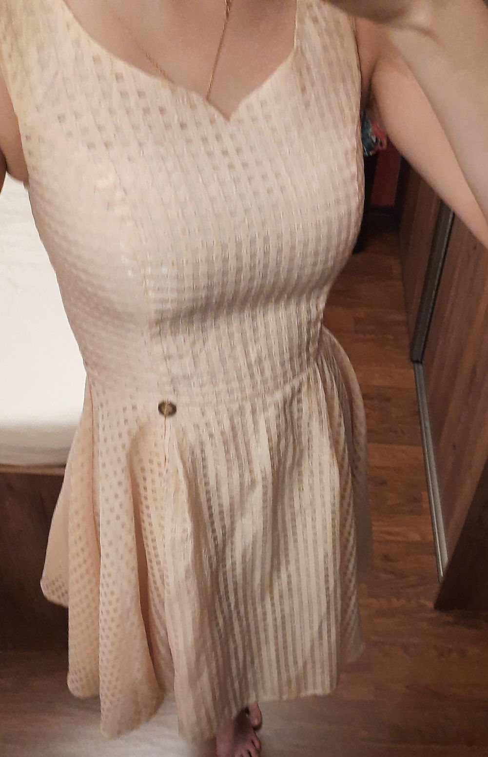 Beżowa koktajlowa sukienka Pretty girl, dół z koła