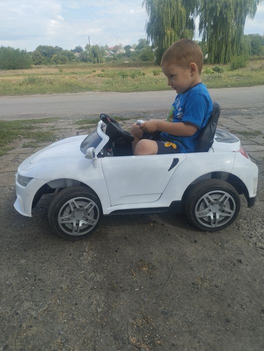 Продам электро машына с пультом управления