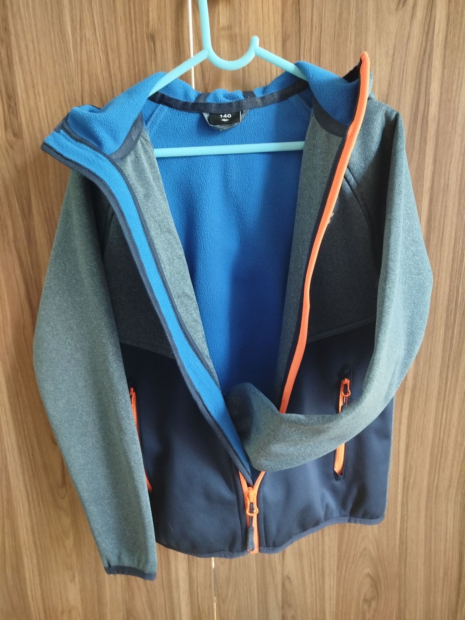 Softshell dziecięcy F4 
Długość całkowita: 50 cm
Długość