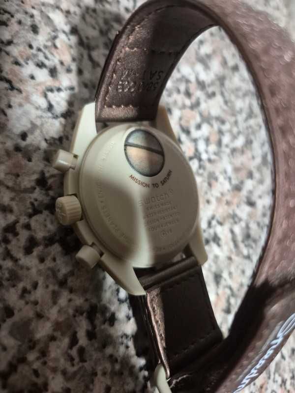 Saturn SO33T100 – Omega x Swatch Gwiezdna Podróż Design