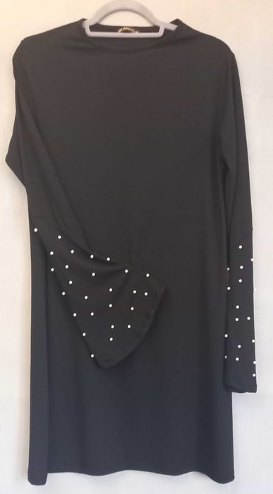 Czarna sukienka na imprezę, z perełkami