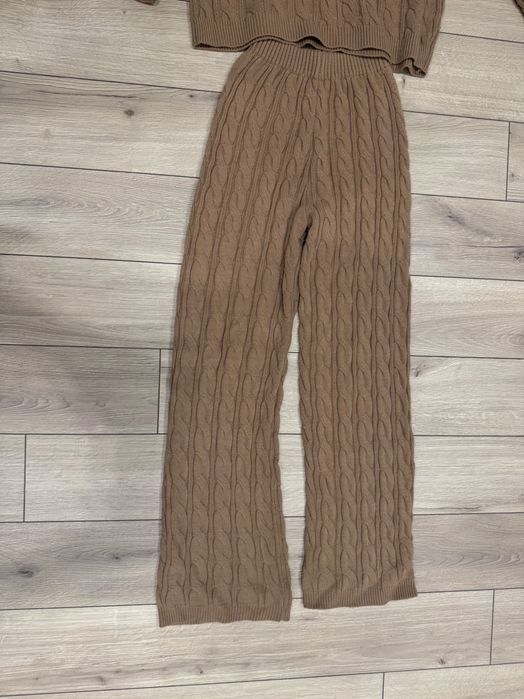 Вʼязаний костюм для дівчини