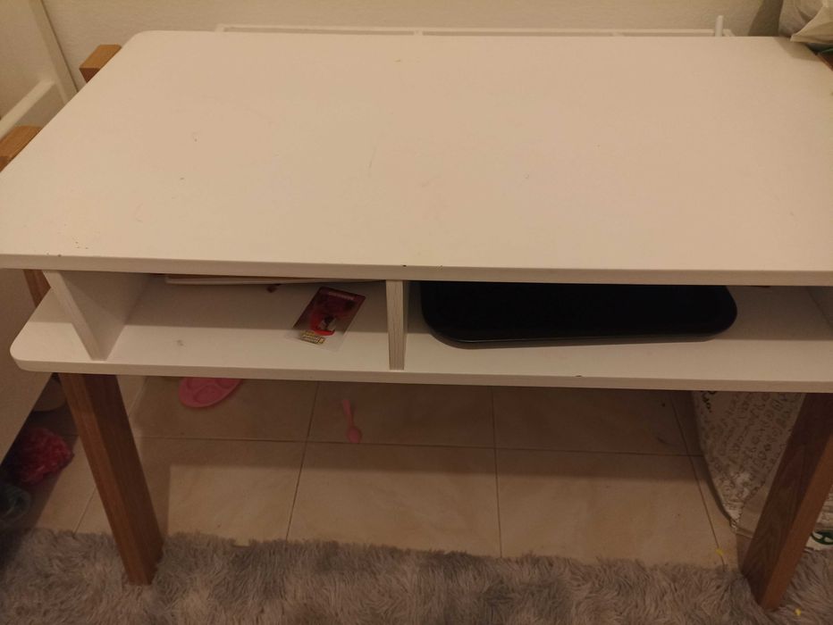 Secretaria e cadeira criança