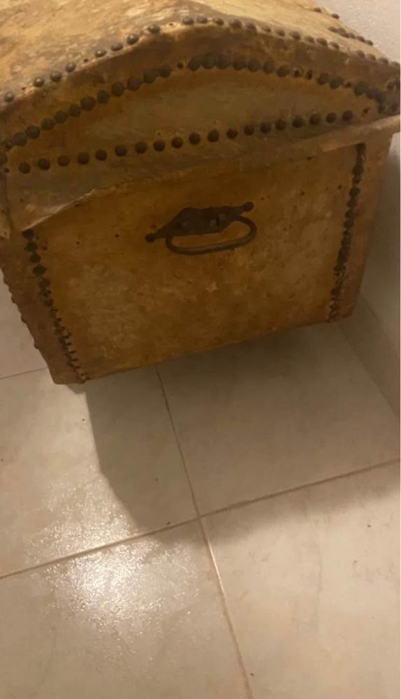 Baú arca em pele com pés removiveis