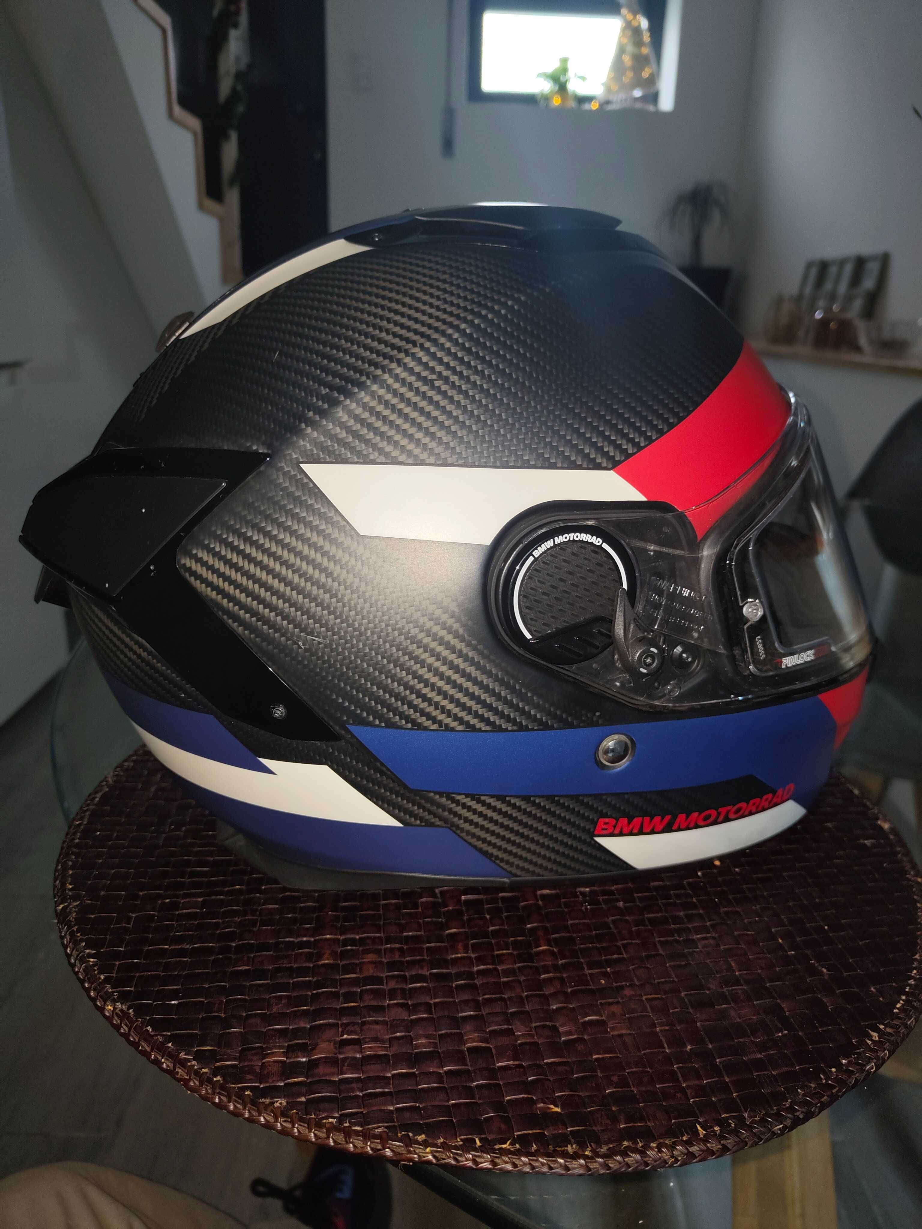 Capacete BMW Xomo Carbon
Com aparelho de comunicação BMW Com U1