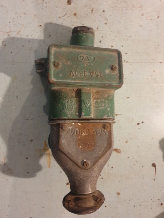 Wtyczka I gniazdo płaskie 25A 380V ma 3 bolce.