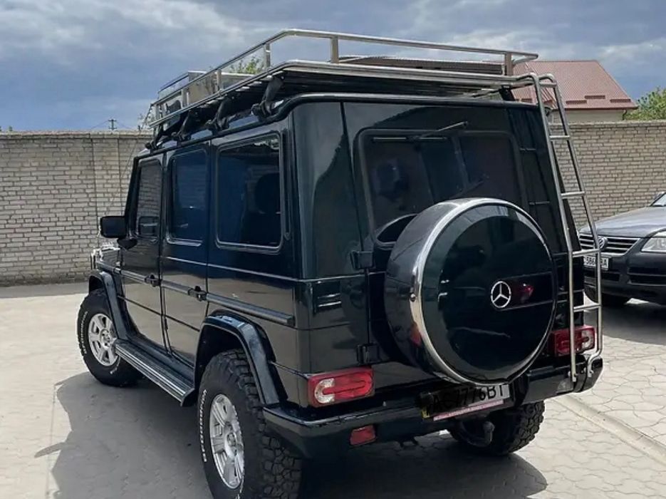 Багажник на дах автомобіля в комплекті.