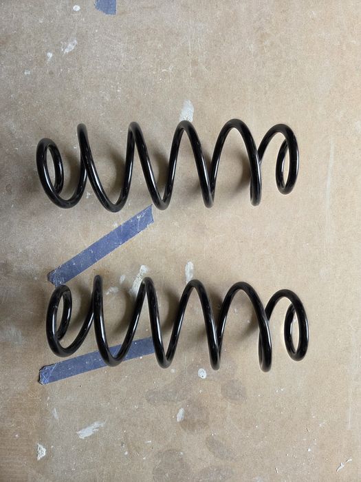 Sprężyny tył Audi A4/A5 KYB RA6101