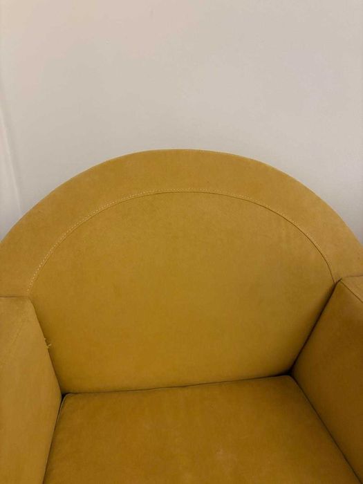 Poltrona de madeira estofada