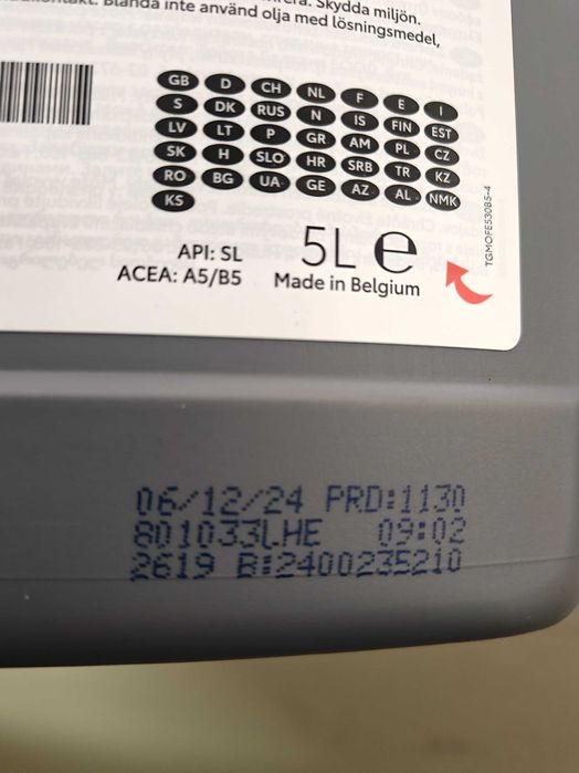 Оригінальна олива Toyota Engine Oil Fuel Economy 5W-30 (2.4 літри)