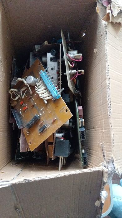 Ящик 4. Електронні плати з радянською електронікою