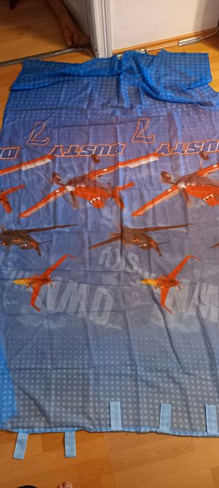 Dwie niebieskie firanki z motywem z bajki Samoloty