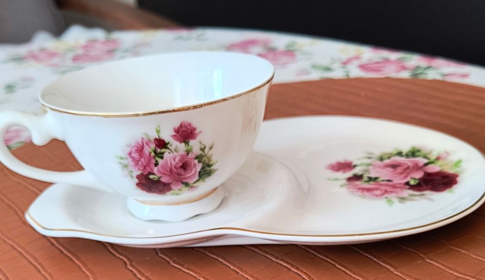 Używana filiżanka porcelanowa ze spodkiem w róże