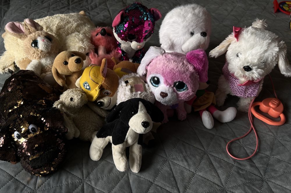 Великий пакет іграшок. Є дуже дорогі, якісні, на пульті.