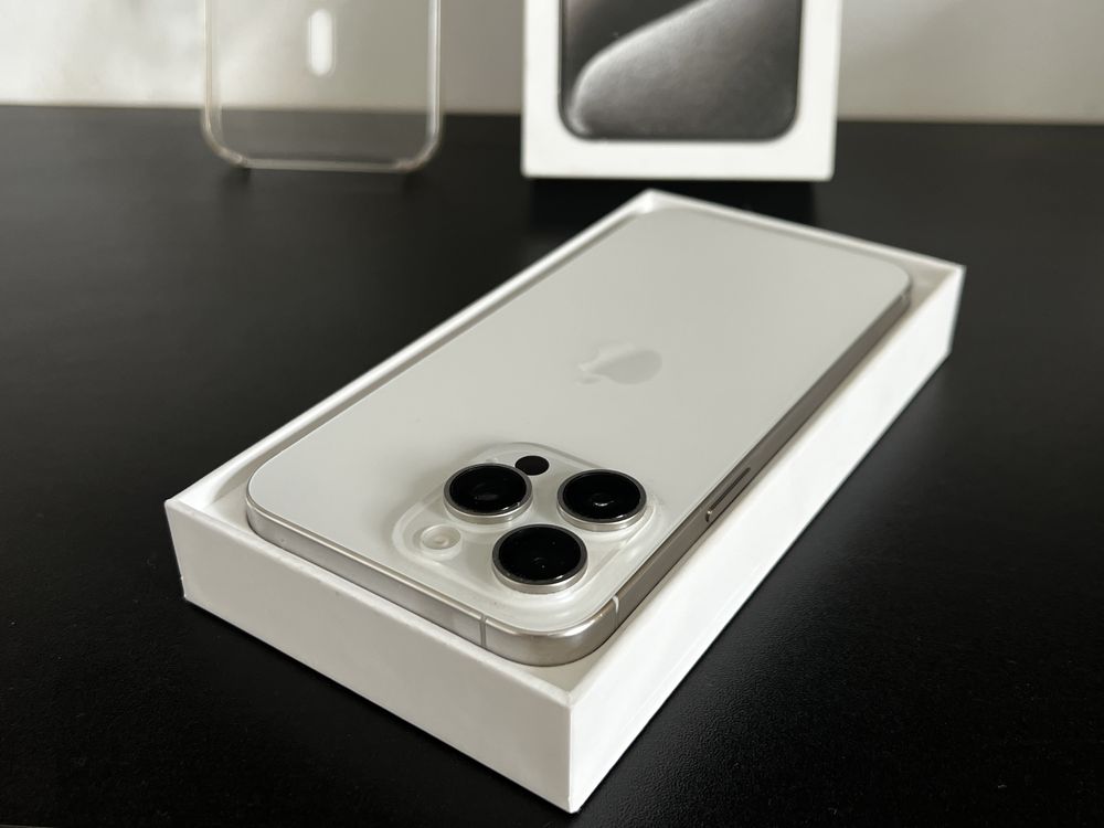 iPhone 15 pro max + Apple case