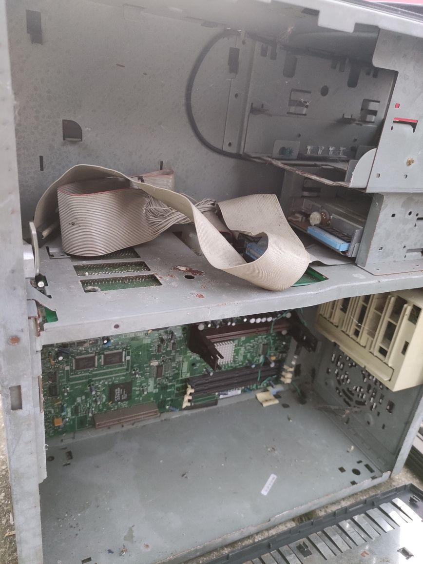 IBM Komputer zabytkowy Netfinity 3000 +oryginalna klawiatura