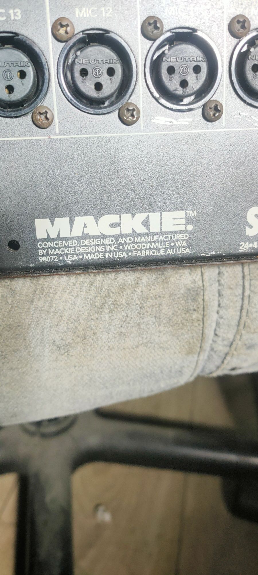 MACKIE SR24-4 bus mixing console
