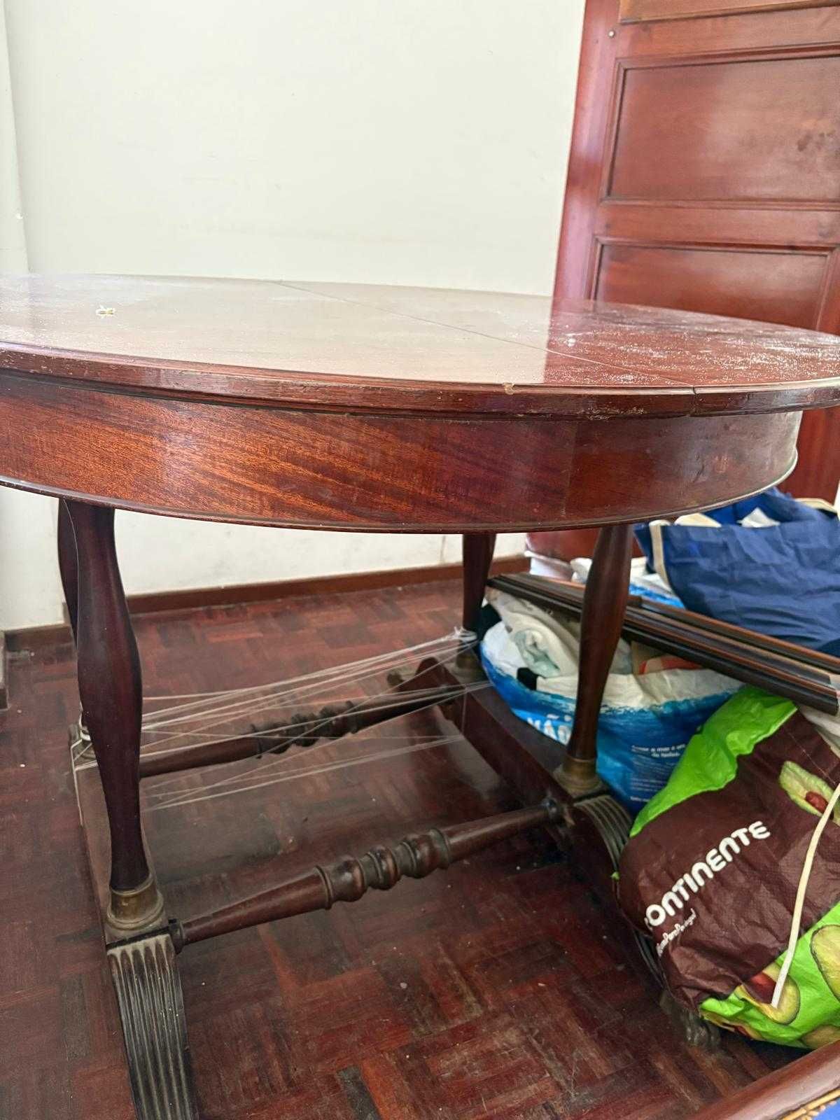 Mesa de sala para renovação.